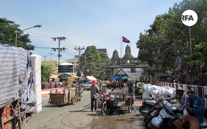 កម្មករអូសរទេះនៅចំណុចគល់ស្ពានច្រកទ្វារព្រំដែនអន្តរជាតិប៉ោយប៉ែត ខេត្តបន្ទាយមានជ័យ កាលពីដើមខែមករា ឆ្នាំ២០១៧។