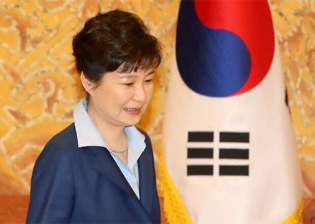 박근혜 대통령이 12일 오후 청와대의 여야 3당 대표 회동장인 접견실에 들어서고 있다.