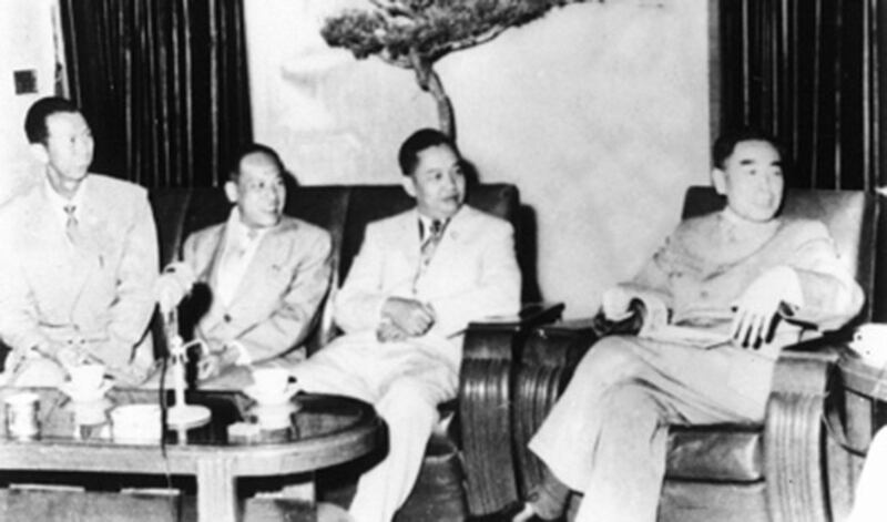 周恩来（右一）接见泰国华商李引桐（左一）的照片。在韩战期间，李引桐向中国提供了21万吨橡胶。（Public Domain）