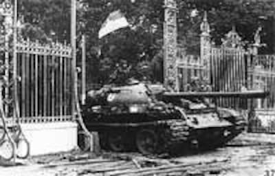 Xe tăng quân đội miền Bắc tiến vào dinh Ðộc Lập trưa ngày 30-4-1975. AFP PHOTO