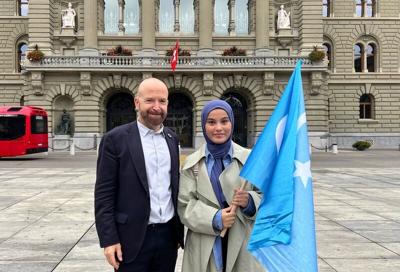پارلامېنت ئەزاسى نىكولاس ۋالدېر ئۇيغۇرلاردىن ھال سوراپ شىۋېيتسارىيەدىكى سىياسىي پاناھلىق باسقۇچىدا تۇرۇۋاتقان مەرزىيە بىلەن خاتىرە سۈرەتكە چۈشتى. 2024-يىلى 18-سېنتەبىر، بېرن، شىۋېيتسارىيە.