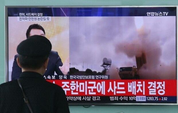 한국과 미국이 북한의 핵과 미사일 위협에 대응해 고고도 미사일방어체계 사드(THAAD)를 주한미군에 배치하기로 최종 결정해 발표한 8일 서울 용산구 서울역에서 시민들이 TV를 통해 관련 뉴스를 시청하고 있다.