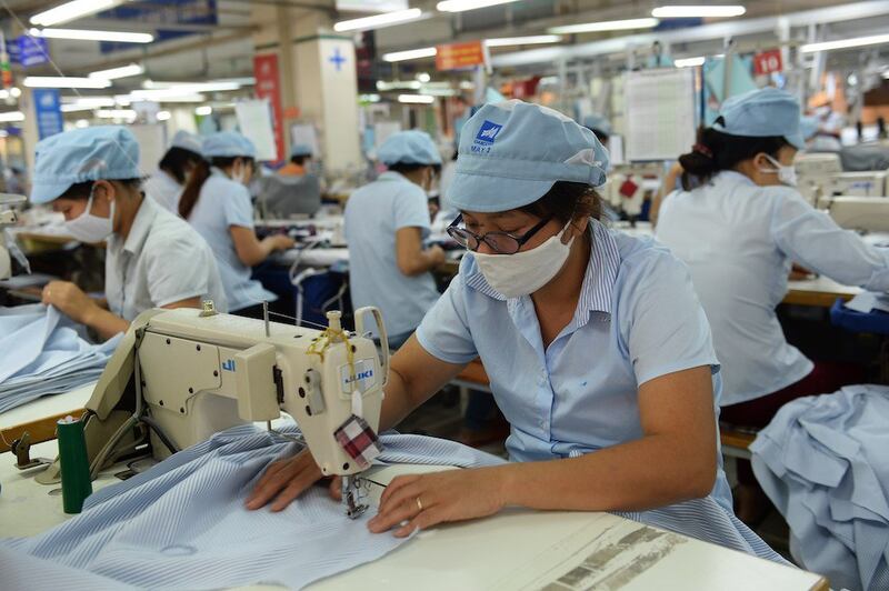 Hình minh hoạ. Hình chụp hôm 20/10/2015: công nhân tại nhà máy May 10 ở Hà Nội 