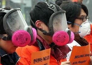 중국 중부지역에 극심한 스모그 현상이 계속되고 있는 가운데 환경운동연합과 환경보건시민센터, 서울환경운동연합 회원들이 지난 1월 서울 종로구 효자동 중국대사관 앞에서 베이징스모그 대책마련 촉구 기자회견을 하고 있다.