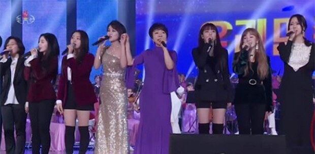 북한 조선중앙TV가 4일 공개한 남북 예술인 합동공연 영상에서 아이돌 그룹 레드벨벳을 비롯한 남측 가수들이 북측 가수와 함께 노래하고 있다. 