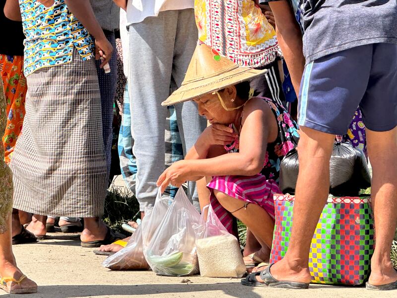 ရန်ကုန်တိုင်း ဒလမြို့နယ် ဒလ-တွံ့တေးလမ်းပေါ်မှာ ဆန်တစ်ပြည်ကို ၂၅၀၀ ကျပ်နှုန်းနှင့် ရောင်းပေးနေသည့်နေရာမှာ တန်းစီဝယ်ယူနေကြသည့် မြို့ခံများအား ၂၀၂၃ ခုနှစ် စက်တင်ဘာလ ၂၂ ရက်နေ့က မြင့်တွေ့ရစဉ်။ Photo : RFA