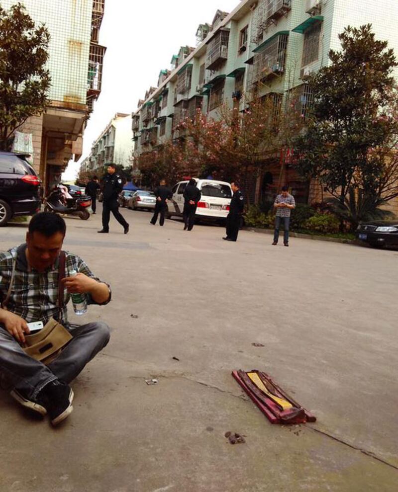 聲援歐伯的支持者在拘留所外等待期間,附近大批的警察在戒備。(自微信)