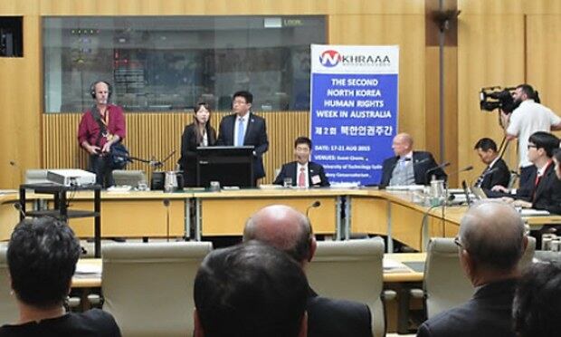 19일 호주 수도 캔버라의 연방의회에서 열린 북한인권관련 공청회에서 탈북민인 안명철 NK워치 대표가 북한 인권상황에 대해 설명하고 있다. 호주 연방의회에서 북한인권관련 공청회가 열리기는 이번이 처음이다.