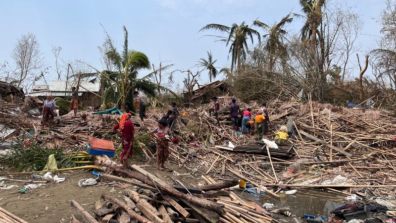 ရခိုင်ပြည်နယ် စစ်တွေမြို့နယ်၊ ဗေဒါမွတ်စလင်ရွာတွင် မိုခါဆိုင်ကလုန်းမုန်တိုင်းကြောင့် ပျက်စီးသွားသည့် နေအိမ်များအား ၂၀၂၃ ခုနှစ်၊ မေလ ၁၆ ရက်နေ့က တွေ့ရစဉ်။ (Photo: RFA)