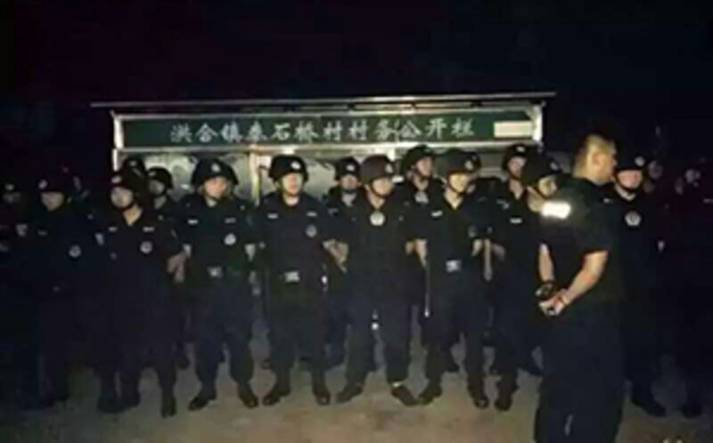 2015年6月1日,村民於晚上到鎮政府及派出所抗議,要求警方釋放被捕村民,大批警察在現場戒備。(相片由目擊者提供)