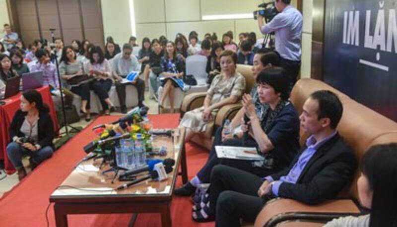 Tiến sĩ Khuất Thu Hồng, Viện trưởng Viện Nghiên cứu Phát triển Xã hội phát biểu trong cuộc hội thảo về lạm dụng trẻ em ở Hà Nội hôm 14/3/2017. 