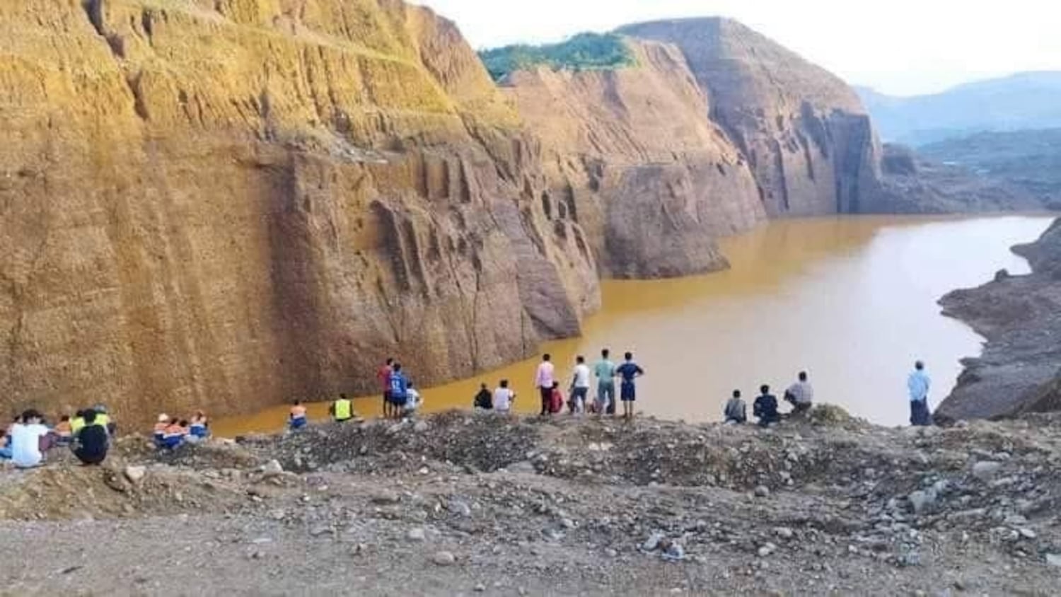 ဖားကန့် မြေပြိုကျစဥ် ပျောက်နေတဲ့ ကျောက်သမား ခုနစ်ဦး သုံးရက်ကြာထိ ရှာမတွေ့သေး