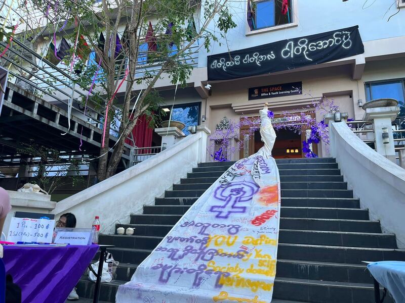 နိုင်ငံတကာအမျိုးသမီးများ အကြမ်းဖက်ခံရမှု ပပျောက်ရေးနေ့ အထိမ်းအမှတ် ထိုင်းနိုင်ငံ မဲဆောက်မြို့ရှိ The Space ခန်းမမှာ ၂၀၂၃ ခုနှစ် ဒီဇင်ဘာလ ၆ ရက်နေ့က ဓာတ်ပုံနှင့် ပန်းချီ ပြပွဲ ပြုလုပ်နေစဉ်။(Photo : The Space - Youth Learning Center)