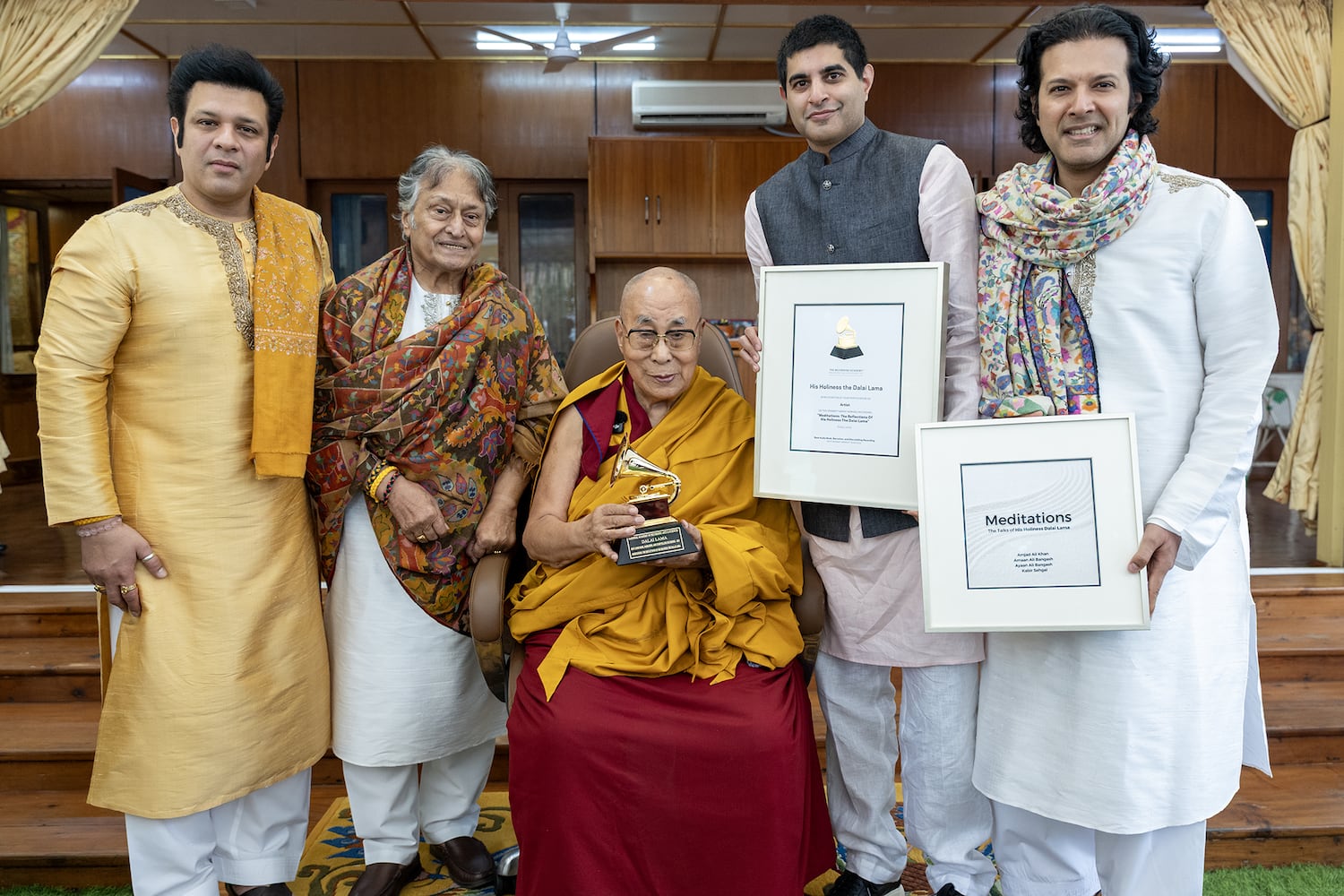 ༧གོང་ས་ཆེན་པོ་མཆོག་ལ་གོ་ལའི་རོལ་དབྱངས་ཀྱི་བྱ་དགའ་ཆེ་ཤོས་གྷརེ་མི་དངོས་སུ་ཕུལ་བ།