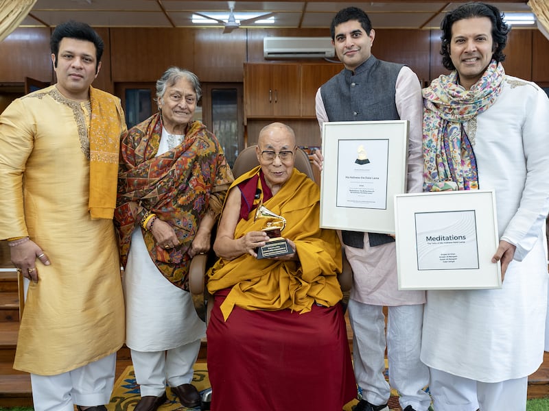 ༧གོང་ས་ཆེན་པོ་མཆོག་ལ་གོ་ལའི་རོལ་དབྱངས་ཀྱི་བྱ་དགའ་ཆེ་ཤོས་གྷརེ་མི་དངོས་སུ་ཕུལ་བ།