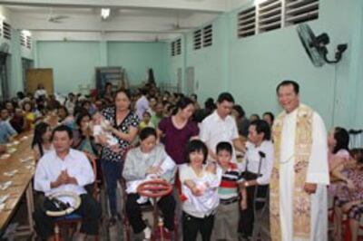 Buổi rửa tội cho 3 con của người khuyết tật. Courtesy JoanesB Nguyen L.