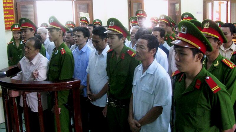 Phan Van Thu (L) and other Bia Son members hear the court's verdict in Vietnam's Phu Yen province, Feb. 4, 2013.