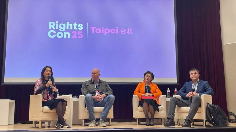 تەيۋەننىڭ پايتەختى تەيبېي شەھىرىدە چاقىرىلغان «Rights con25 Taipei» يىغىنىدا دۇنيا ئۇيغۇر قۇرۇلتىيىنىڭ مۇئاۋىن رەئىسى زۇمرەتئاي ئەركىن (سولدىن بىرىنچى كىشى) سۆزلەۋاتىدۇ. 2025-يىلى 24-فېۋرال، تەيبېي
