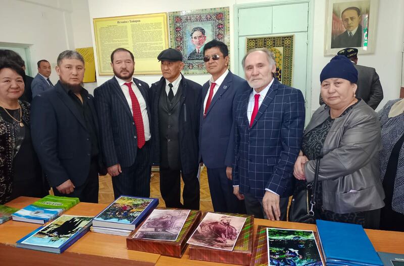 قازاقىستاننىڭ بايسېيىت يېزىسىدا ئۆتكەن رەسسام ئاۋاكرى شەمسىگە بېغىشلانغان «مەڭگۈلۈك ھايات» ياش رەسساملار كۆرگەزمىسىدىن كۆرۈنۈش. 2023-يىل 25-مارت.