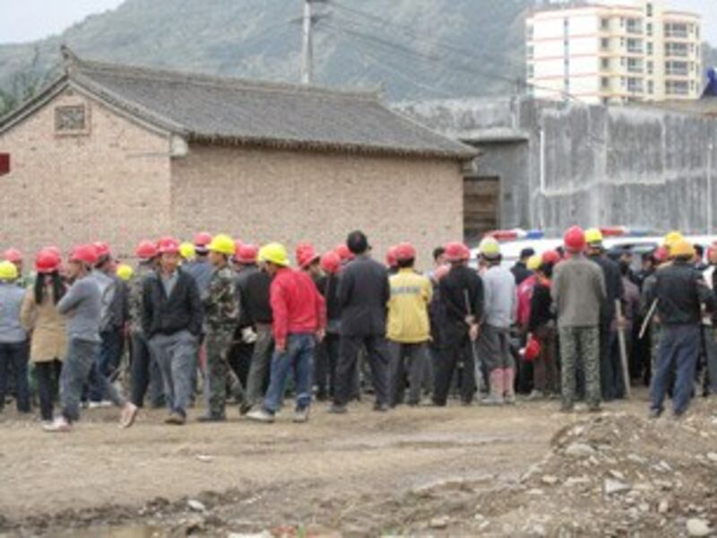 图片： 开发商派出施工人员强行征地。 （中国茉莉花革命网）