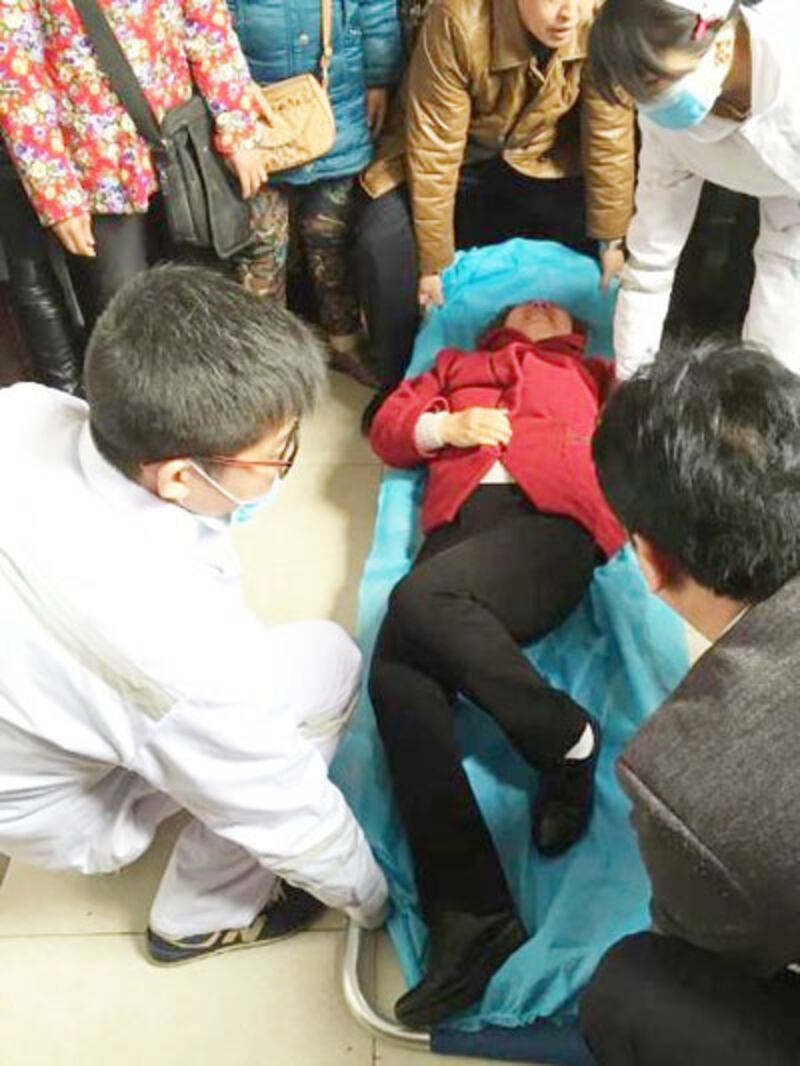 1名年老投資人與政府人員發生推撞，被推跌受傷。（照片由維權人士提供） 