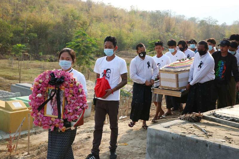 https://www.rfa.org/english/multimedia/myanmar-death-protest-gallery-02222021182753.html/myanmar_funeral022121_019.jpg