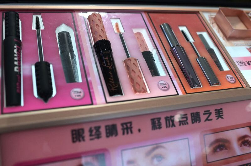 北京一家商店展示美国化妆品品牌Benefit（法新社）