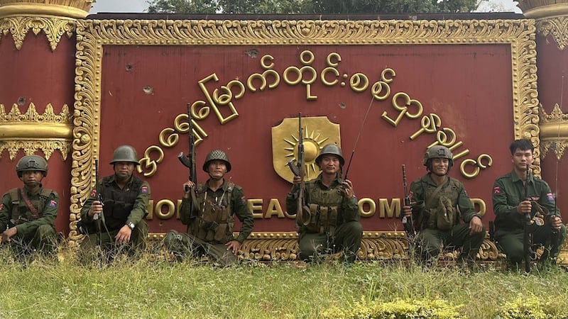အရှေ့မြောက်တိုင်းစစ်ဌာနချုပ်ကို ကိုးကန့်တပ်မတော် (MNDAA) နှင့် ပူးပေါင်းတပ်ဖွဲ့ သိမ်းယူပြီးချိန် MNDAA တပ်ဖွဲ့ဝင်အချို့အား ၂၀၂၄ ခုနှစ်၊ သြဂုတ်လ ၃ ရက်နေ့က တွေ့ရစဉ်။ (Photo: Facebook/ Kokang Info)