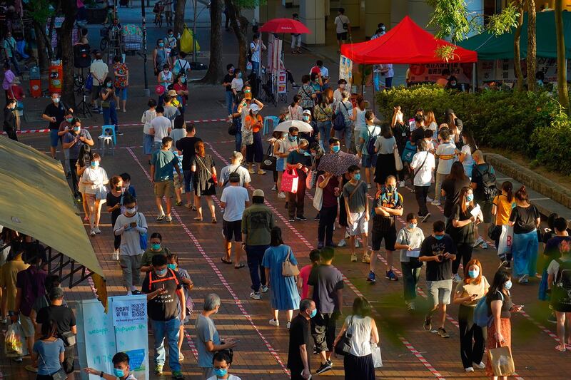 22名现任民主派立法会议员周五中午发表联合声明,反对政府押后9月立法会选举。图为,2020年7月12日,香港民主派举行立法会初选,民主派支持者反应踊跃,超过61万人无惧国安法参与初选投票。(AP)