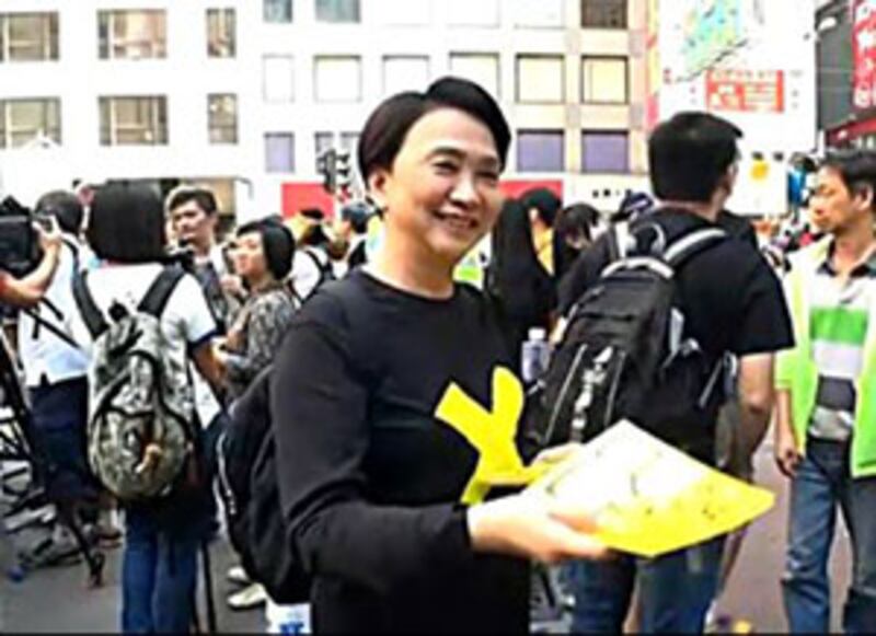 2015年4月26日，泛民議員劉慧卿向市民派發傳單，呼籲市民反對假普選。(粵語組林靜攝)