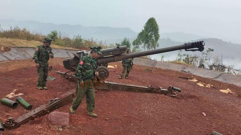 နမ့်ဖတ်ကာအခြေစိုက် စစ်ကောင်စီတပ်စခန်းကို သိမ်းပိုက်ခဲ့သည့် KIA တပ်ဖွဲ့ဝင်အချို့အား ၂၀၂၄ ခုနှစ် ဇန်နဝါရီလ ၂၄ ရက်နေ့က တွေ့ရစဉ်။ (Citizen Photo)