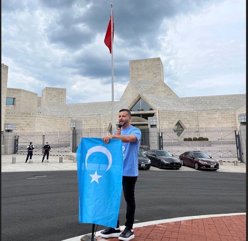 ۋاين ئۇنىۋېرسىتېتىنىڭ قانۇن پەنلىرى پروفېسسورى خالىد بەيدۇن (Khaled A. Beydoun) ئەپەندى سۆزلىمەكتە. 2022-يىلى 31-ئىيۇل، ۋاشىنگتون.