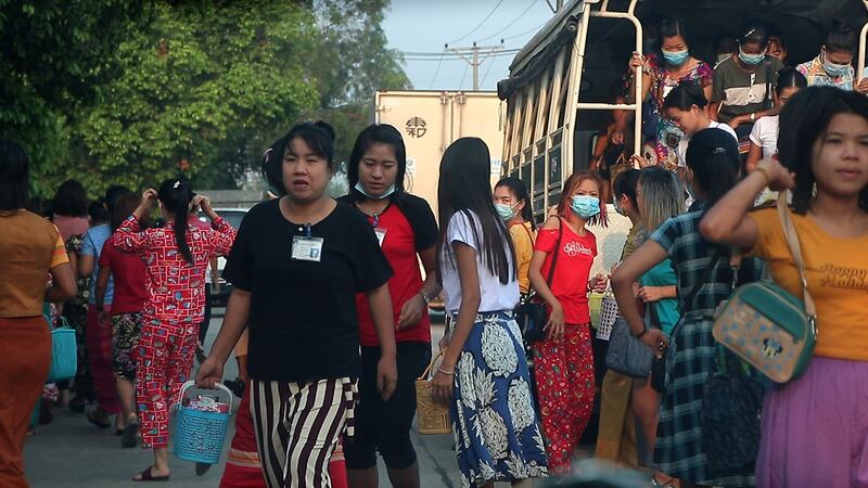 ရန်ကုန်တိုင်း၊ လှိုင်သာယာမြို့နယ်၊ အထည်ချုပ်စက်ရုံများတွင် လုပ်ကိုင်နေသည့် ဝန်ထမ်းများအား ၂၀၂၂ ခုနှစ်၊ ဧပြီလ ၇ ရက်နေ့က တွေ့ရစဉ်။ (Photo: RFA)