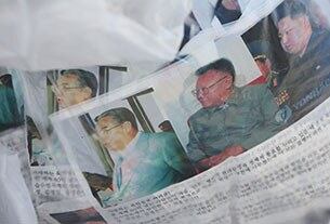 지난 10월 북한이 정부가 대북전단 살포를 묵인하면 남북관계는 파국이 될 것이라고 경고한 가운데 경기도 파주시 탄현면 통일동산주차장에서 자유북한운동연합이 준비한 대북전단이 보이고 있다.