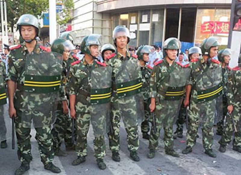 當局向啟東派出大批武警到市政府大樓內外把守。（居民鄧先生提供）