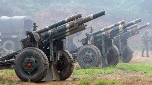지난 20일 실시된 해병대 연평부대의 해상사격훈련에 동원된 105mm 견인포.