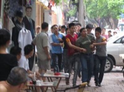 Rời chỗ biểu tình 200 mét vẫn bị bắt- Photo Nu vuong Cong Ly