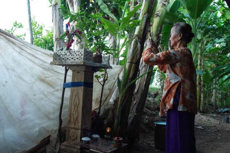 Ngay sau tấm nilon này là bờ bao, cũng đường đi của người dân dọc cồn. Thêm ba bước chân là vô tới nhà. Bà Ba đêm nào cũng thắp nhang cầu xin đất đừng lở nữa để hai vợ chồng già còn chỗ sống.