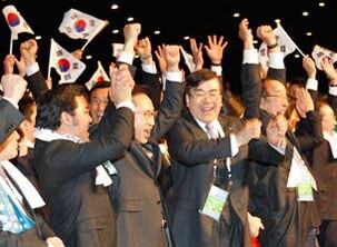 이명박 대통령과 평창 2018동계올림픽유치위원회 관계자 등이 남아공 더반 국제컨벤션센터에서 열린 국제올림픽위원회(IOC) 총회에서 평창 유치가 발표되자 환호하고 있다.