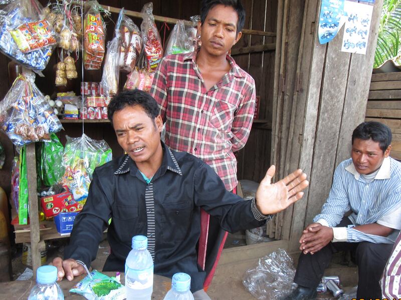 កសិករ​ជនជាតិ​ដើម​ភាគតិច​កួយ រស់នៅ​ភូមិ​អន្លង់ក្រមួន ឃុំ​ស្រែឫស្សី ស្រុក​ថាឡាបរិវ៉ាត់ ខេត្ត​ស្ទឹងត្រែង លោក សុខ ធឿង ផ្តល់​បទសម្ភាសន៍​ដល់​អាស៊ីសេរី នៅ​ថ្ងៃ​ទី​២២ ខែ​សីហា ឆ្នាំ​២០១៦ ទាក់ទិន​ការ​ធ្លាក់​ចុះ​ប្រាក់​ចំណូល​របស់​ពលរដ្ឋ។ RFA/Men Sothyr