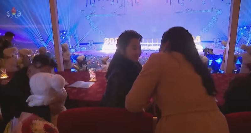 2. 굽신거리는 여성 082128.png