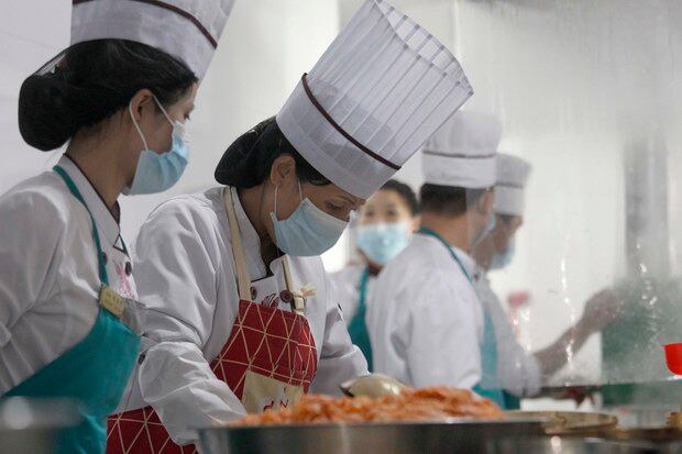 북한 평양 옥류관에서 냉면을 만들고 있는 요리사들.
