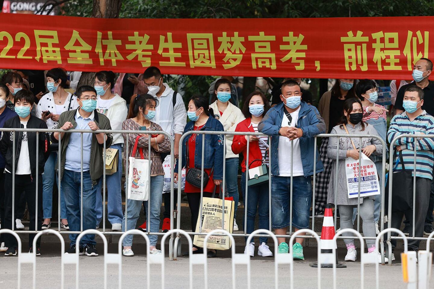 数学偏、作文怪 今年高考题为什么这么难? – 普通话主页