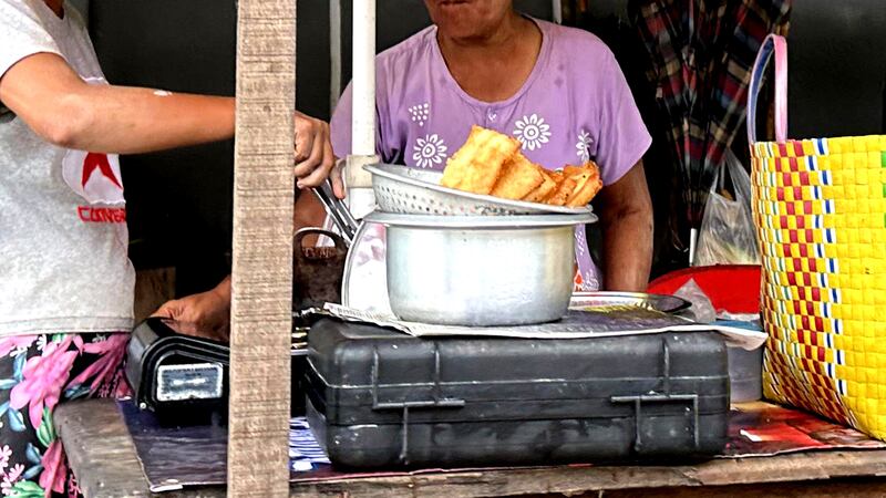 အိမ်သုံးဂက်စ် အသုံးပြုနေသည့် ဆိုင်ရှင်တစ်ဦးကို ၂၀၂၄ ခုနှစ် ဇူလိုင်လ ၂၂ ရက်နေ့က တွေ့ရစဥ်။ (Photo: RFA)