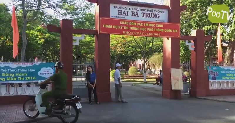 Kỳ thi Trung học phổ thông tại trường Hai Bà Trưng ở Huế. Ảnh chụp từ đoạn clip được cho là chế diễu kỳ thi Trung học phổ thông quốc gia 2016.