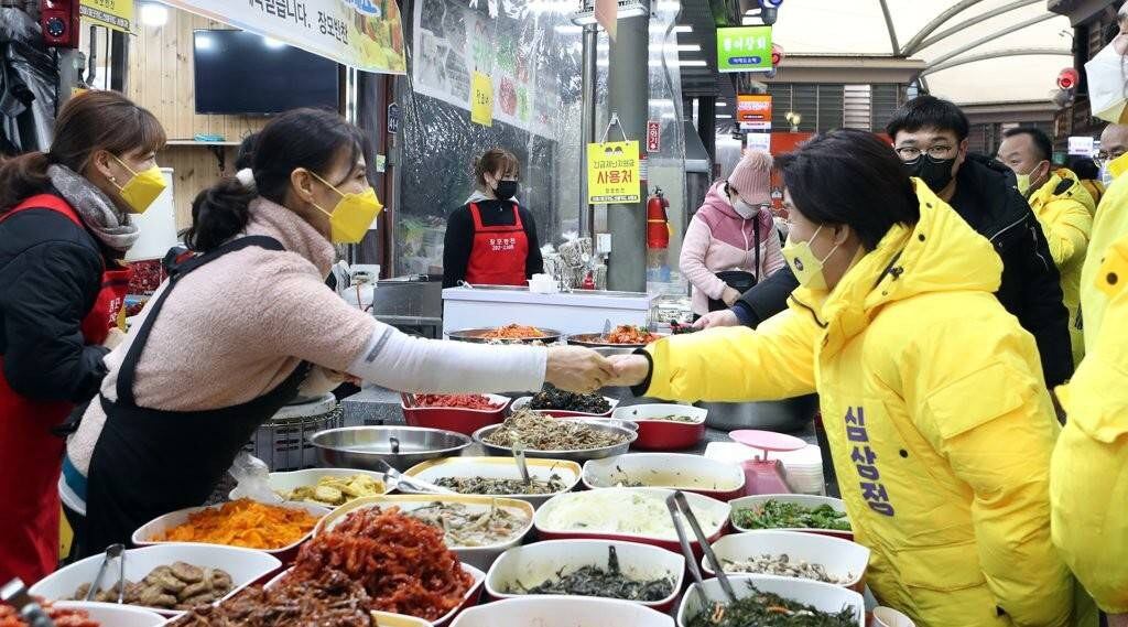 정의당 심상정 대선 후보가 공식 선거운동 첫날인 지난 2월 15일 전북 전주시내 중앙시장을 찾아 상인들과 악수하고 있다.