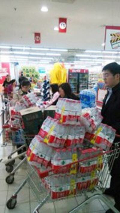 Hệ thống cung cấp nước của thành phố Tĩnh Giang của Trung Quốc đã bị đình chỉ sau khi chất lượng nước được ghi nhận bất thường. Dân chúng lo mua các chai nước tinh khiết tại một siêu thị ở thành phố ngày 09 Tháng 5 năm 2014.