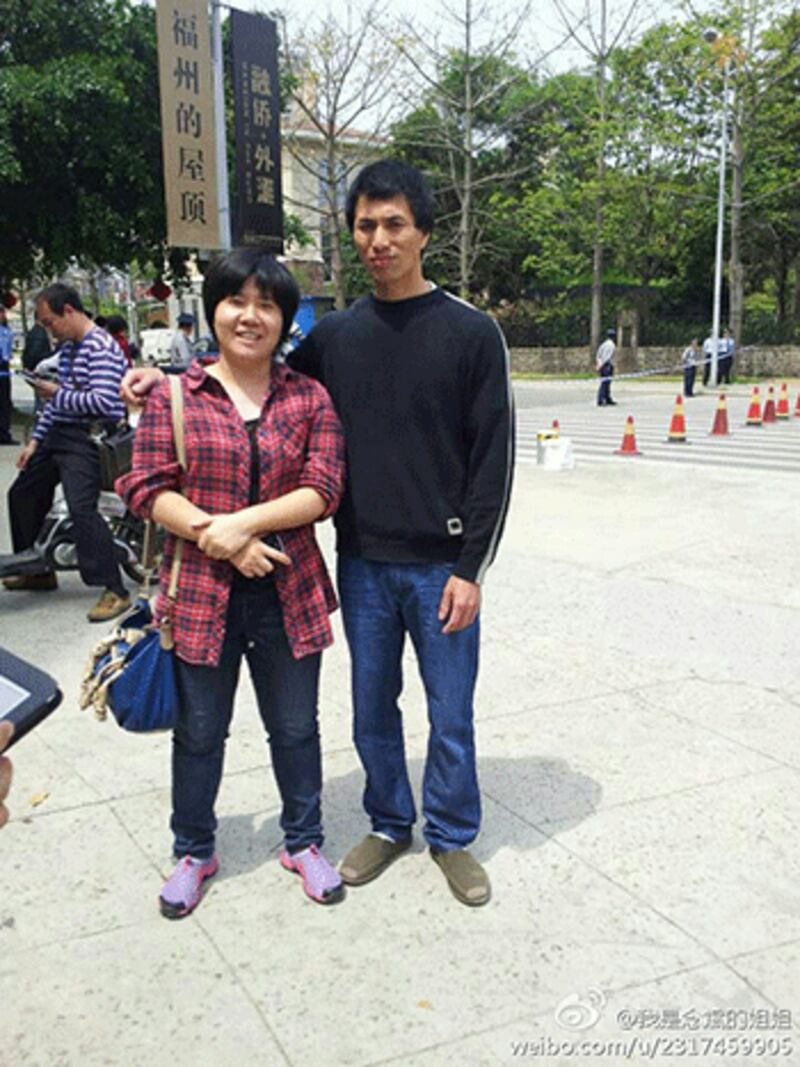 2013年5月3日,與吳華英一樣為判死刑的弟弟一直喊冤的念建蘭,在法院外與吳昌龍合照。(相片來自念建蘭微博)