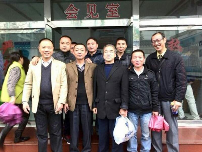 因舉牌支持香港佔中爭真普選運動的湖南長沙公民謝長禎（前排右二），被控“涉嫌尋釁滋事”行政拘留十天屆滿獲釋。（現場人士攝）
