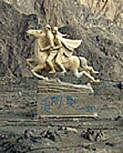 UyghurLoveStatue_150.jpg